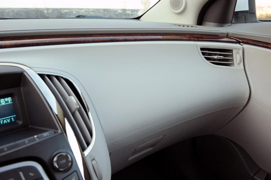 Детали интерьера Buick LaCrosse 2010 года  (NA) (фото 79 из 121)